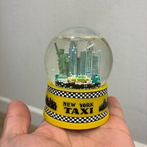 New York Taxi Snow Globe Statue of Liberty NYC Souvenir City Merchandise